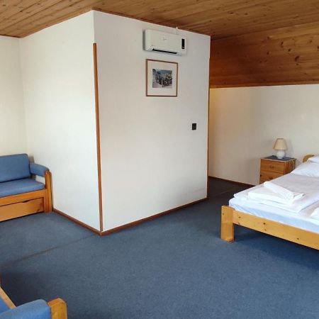 Adler Panzio Hotel Budaors Bagian luar foto