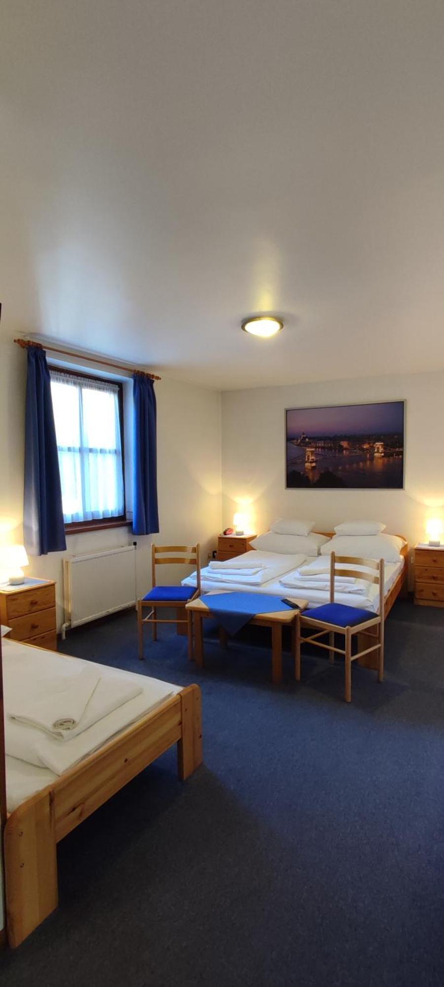 Adler Panzio Hotel Budaors Bagian luar foto