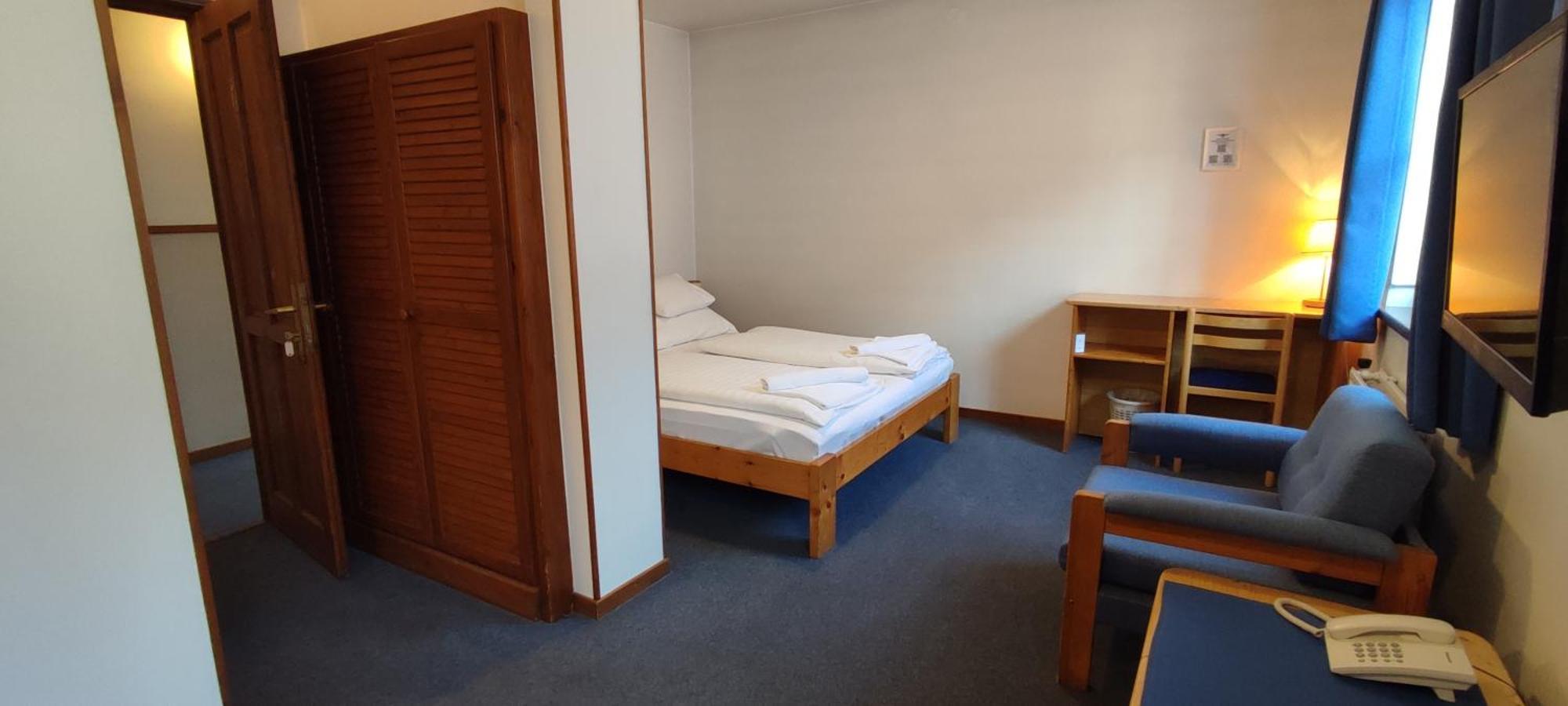 Adler Panzio Hotel Budaors Bagian luar foto